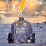 O Santos colocou a venda pouco menos de 2 mil peças. Foto: Reprodução/X