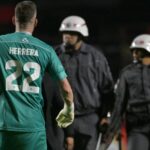 O goleiro do Talleres precisou ser contido pelos companheiros. Foto:NELSON ALMEIDA/AFP