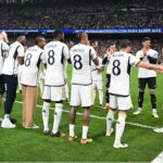 Toni Kroos foi homenageado por companheiros do Real Madrid (Foto: Javier Soriano/AFP)