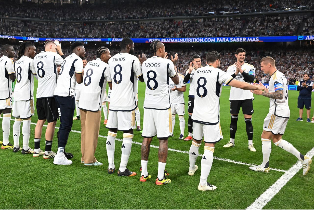 Toni Kroos foi homenageado por companheiros do Real Madrid (Foto: Javier Soriano/AFP)