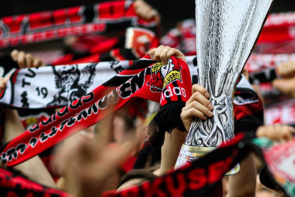Torcida do Bayer Leverkusen (Foto: Reprodução)