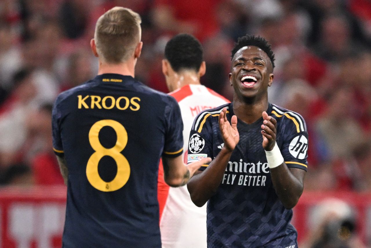 Vini Jr e Toni Kroos em ação pelo Real Madrid (Foto: Kirill Kudryavtsev/AFP)