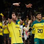 Levantador Bruninho Rezende comemora ponto no jogo Brasil x Sérvia na VNL 2024