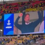 Klopp em telão do estádio de Wembley