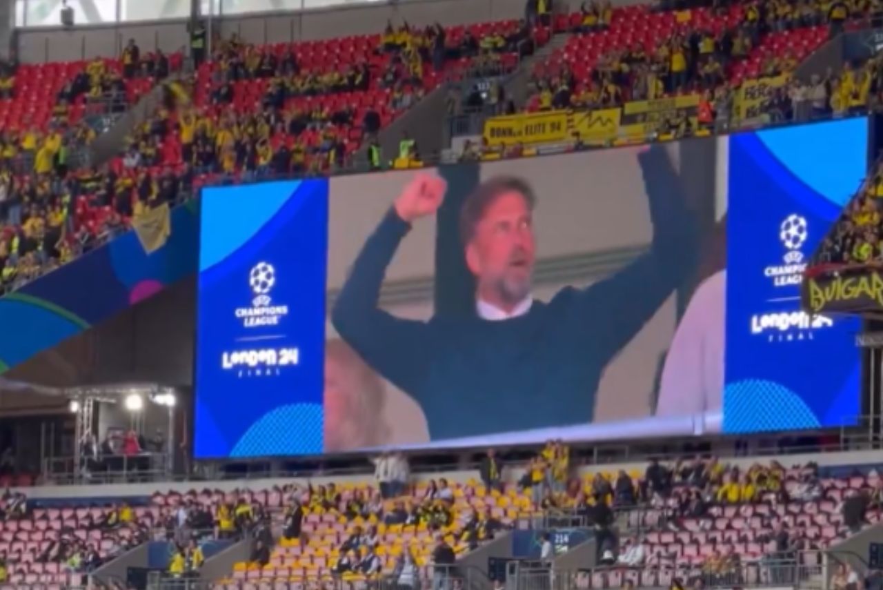Klopp em telão do estádio de Wembley