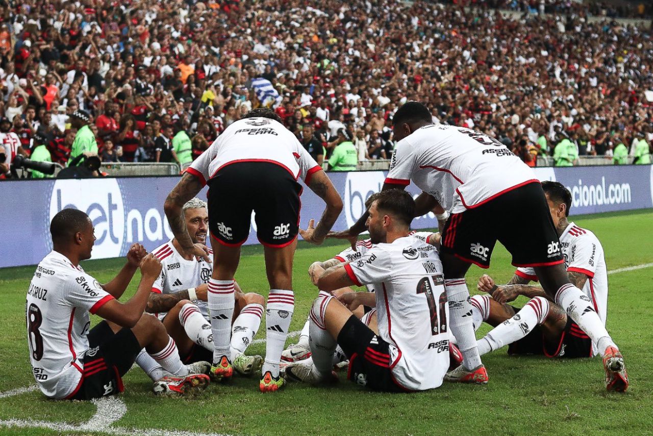Jogadores do Flamengo comemoram gol no Maracanã