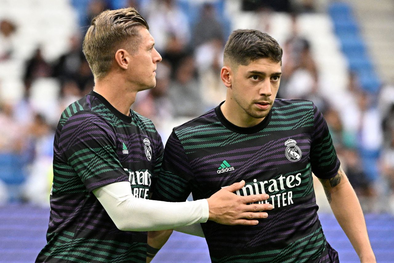 Toni Kroos ao lado de Valverde