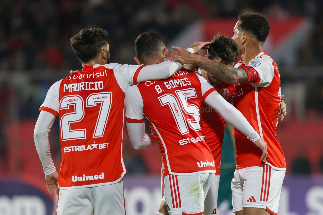 Jogadores do Internacional comemoram vitória