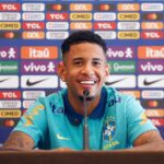 Savinho durante coletiva da Seleção Brasileira