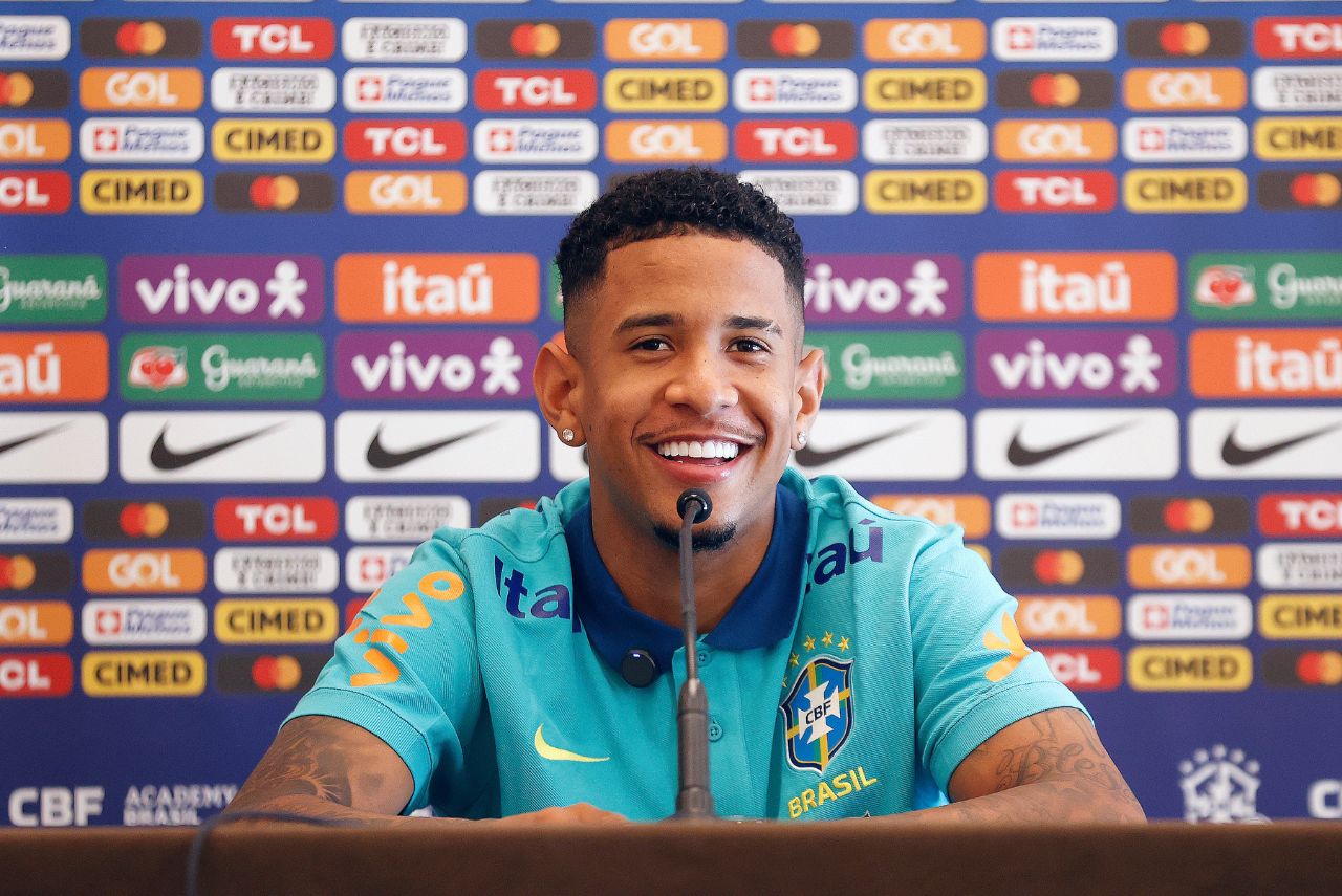 Savinho durante coletiva da Seleção Brasileira