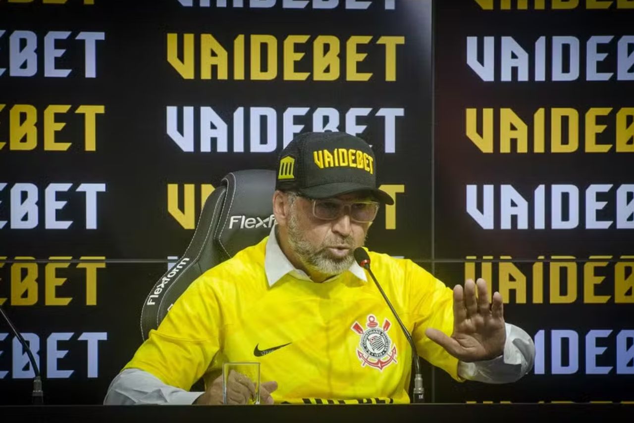Presidente do Corinthians no anúncio da patrocinadora
