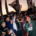 Thiago Silva tira fotos com torcedores