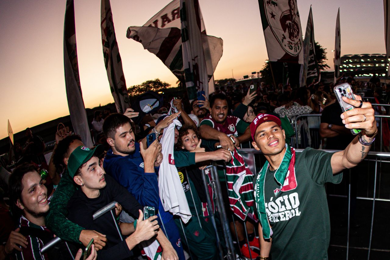 Thiago Silva tira fotos com torcedores