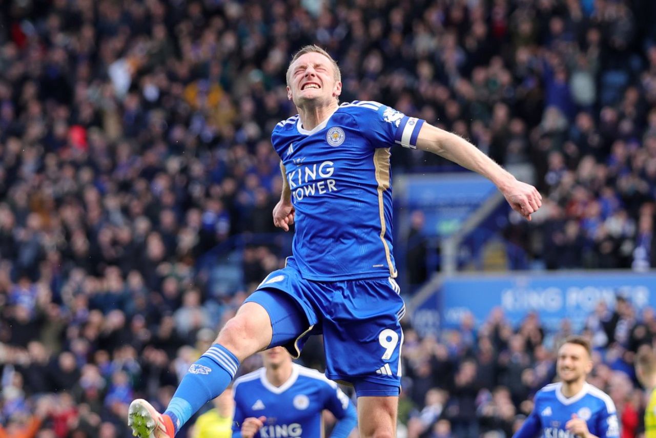 Vardy é ídolo e capitão do Leicester