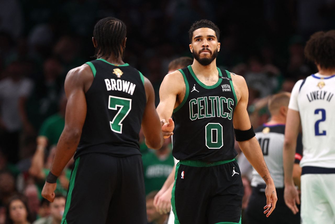 Jaylen Brown e Jayson Tatum durante vitória dos Celtics