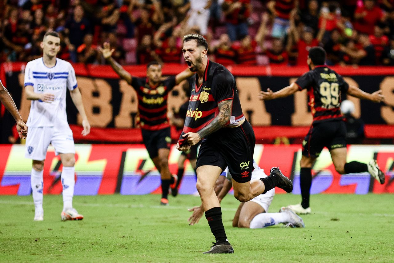 Uruguaio comemora gol pelo Sport