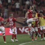 Jogadores do Vila Nova comemoram vitória contra o Ceará