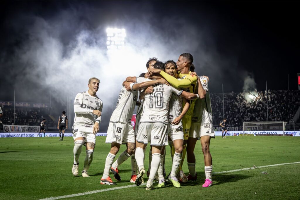 Jogadores do Atlético-MG comemoram gol em Bragança