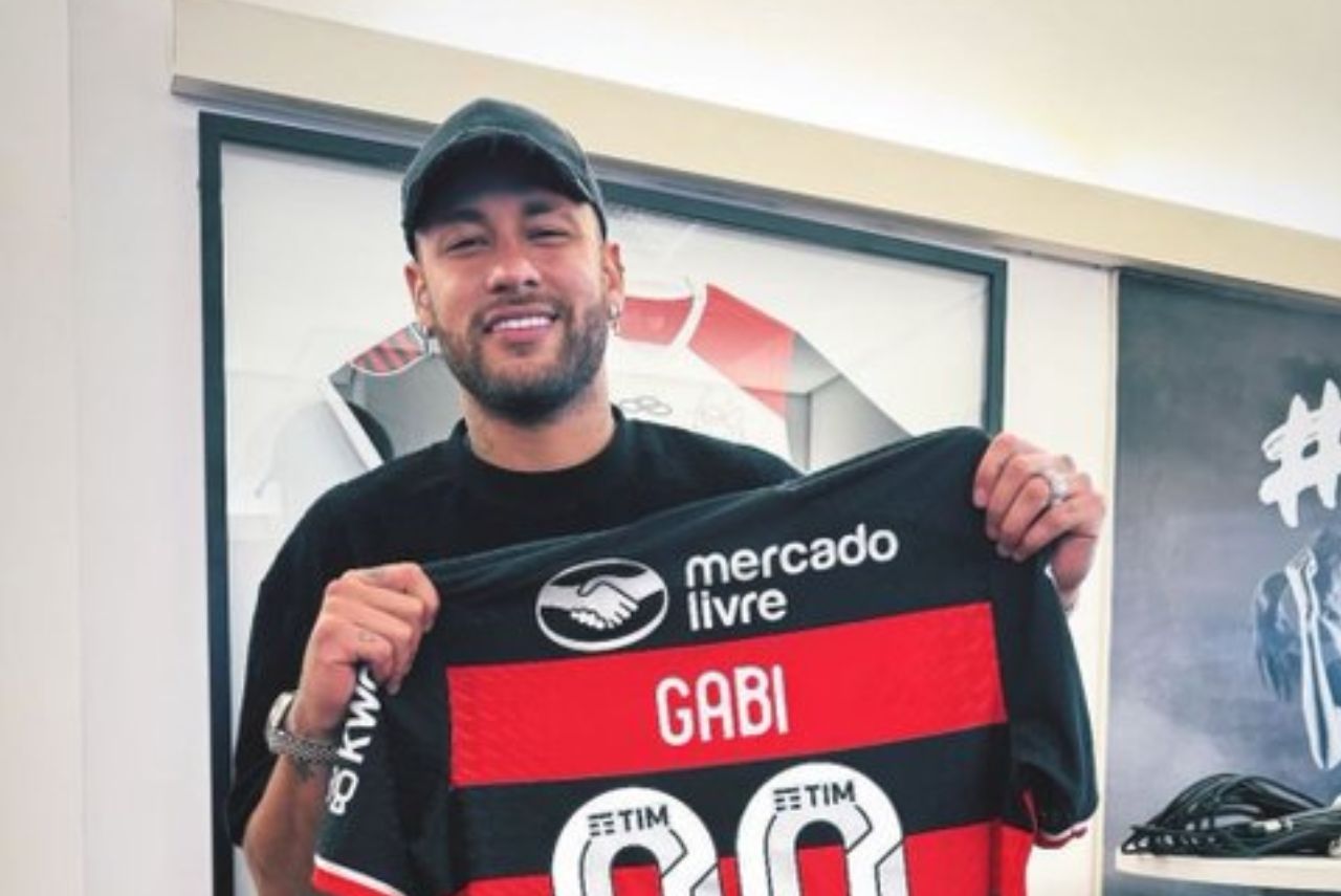 Neymar com a camisa de Gabigol, do Flamengo