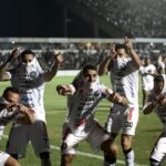 Jogadores do Operário comemoram vitória contra o Santos
