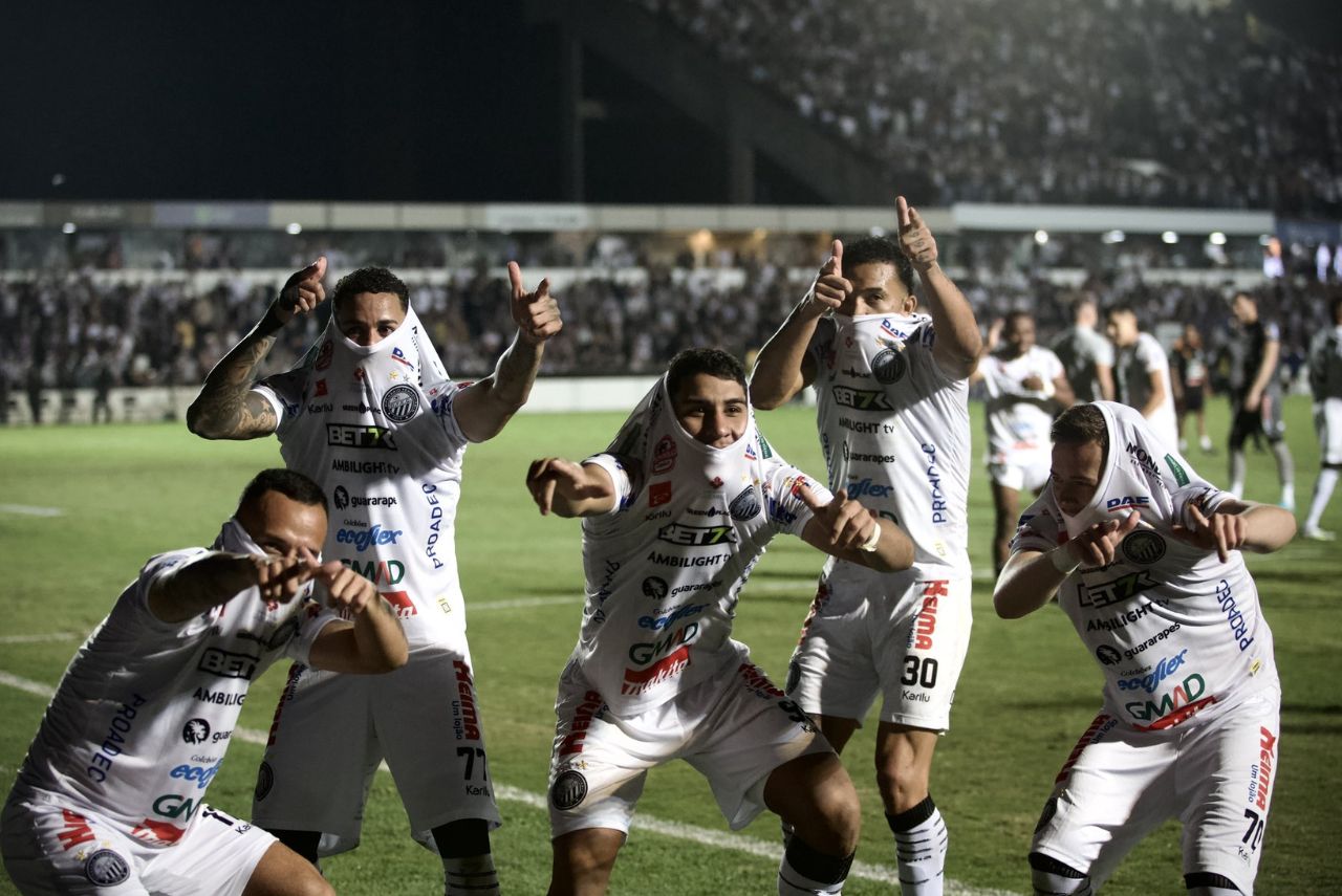 Jogadores do Operário comemoram vitória contra o Santos