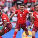 Jogadores da Suíça comemoram primeiro gol da vitória