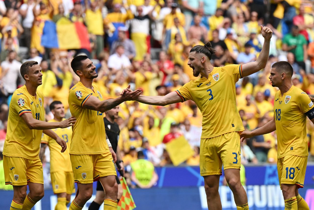 Jogadores da Romênia comemoram a vitória