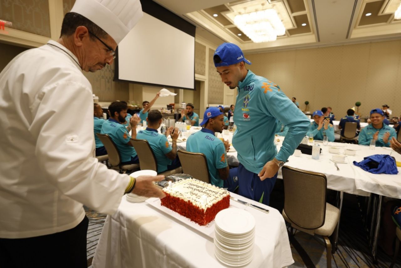 Martinelli durante comemoração com a Seleção
