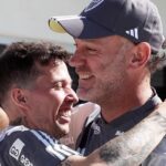 Bernard abraça o técnico Gabriel Milito