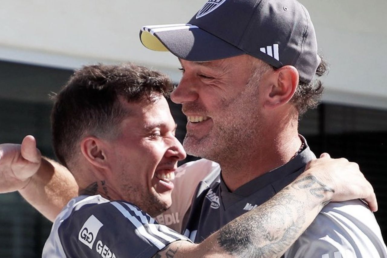 Bernard abraça o técnico Gabriel Milito