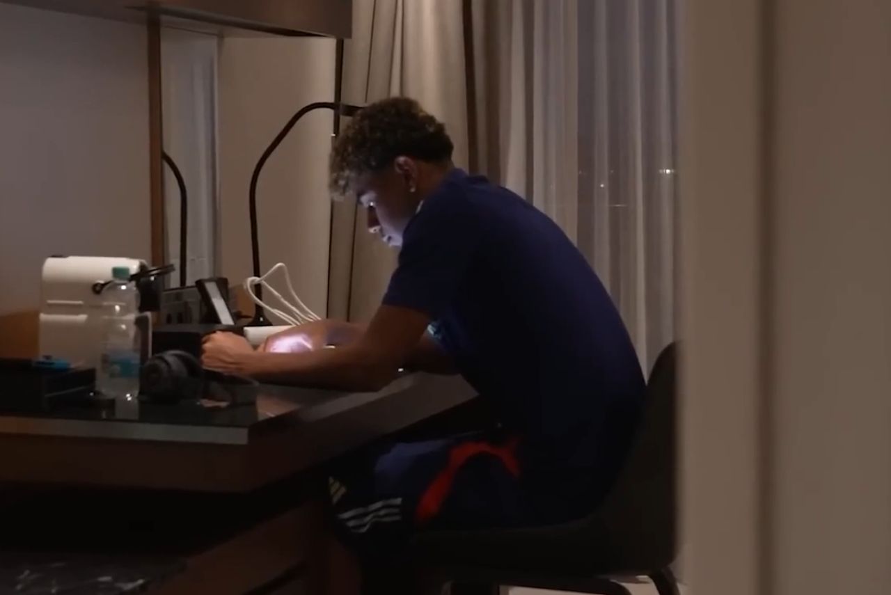 Lamine Yamal estudando durante Eurocopa
