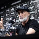 Treinador em coletiva do Vasco