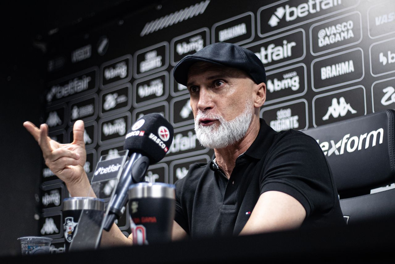 Treinador em coletiva do Vasco
