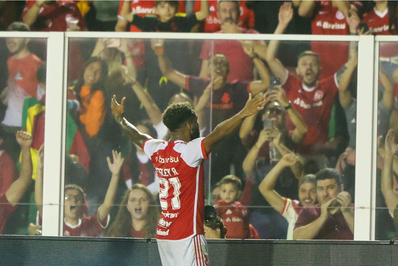 Wesley comemora gol do Internacional