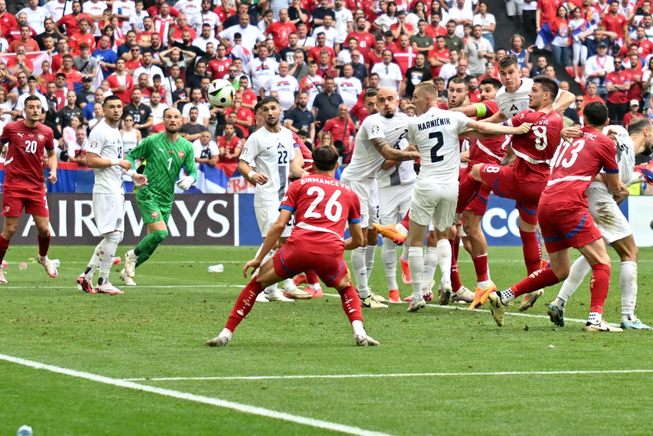 Momento do gol de empate da Sérvia