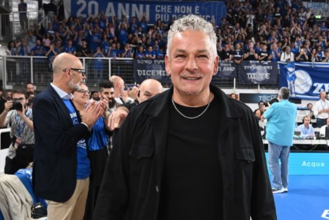 Roberto Baggio durante partida de basquete na Itália