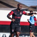 Vagner Love em treino do Atlético