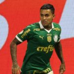 Atacante Dudu em campo contra o Juventude