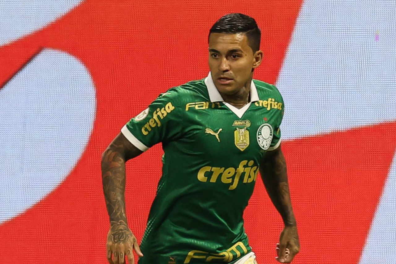 Atacante Dudu em campo contra o Juventude