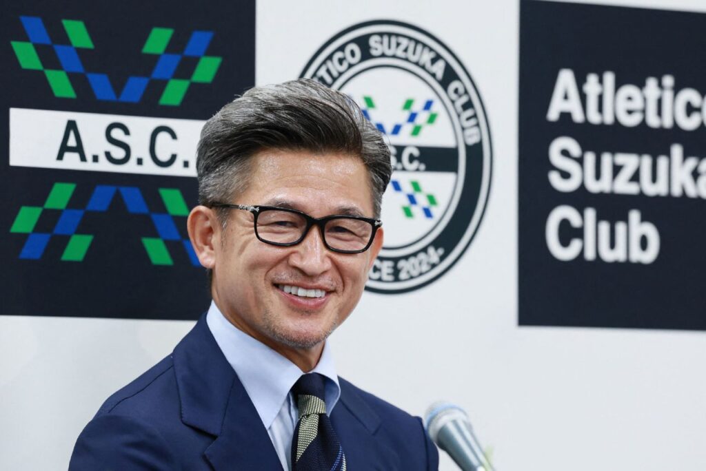 Kazu Miura durante apresentação no novo clube