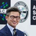 Kazu Miura durante apresentação no novo clube