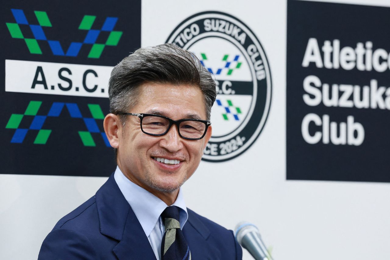 Kazu Miura durante apresentação no novo clube