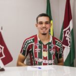 Zagueiro Caio Amaral assinando contrato com o Fluminense