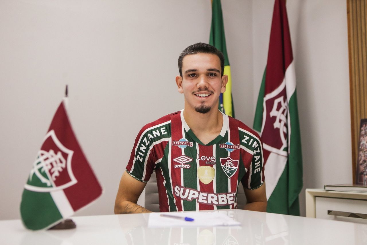 Zagueiro Caio Amaral assinando contrato com o Fluminense