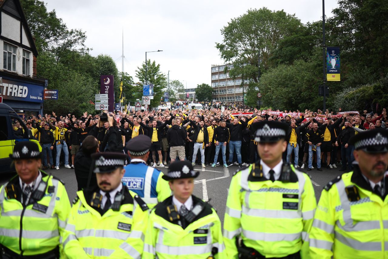 Polícia em Londres antes de Borussia Dortmund x Real Madrid