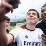 Mbappé ao lado de um torcedor do Real Madrid no treino da França