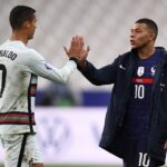 Cristiano Ronaldo e Mbappé durante amistoso em 2020