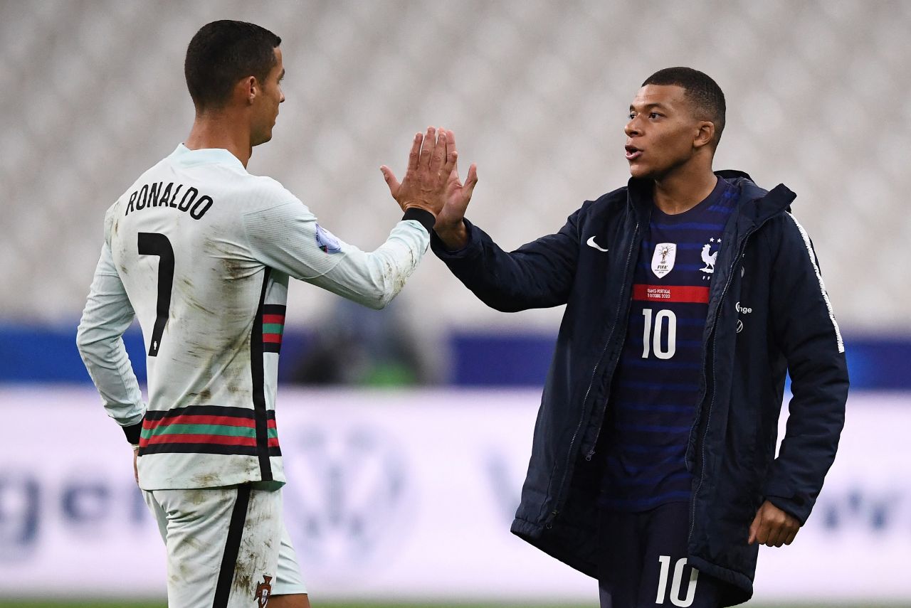 Cristiano Ronaldo e Mbappé durante amistoso em 2020