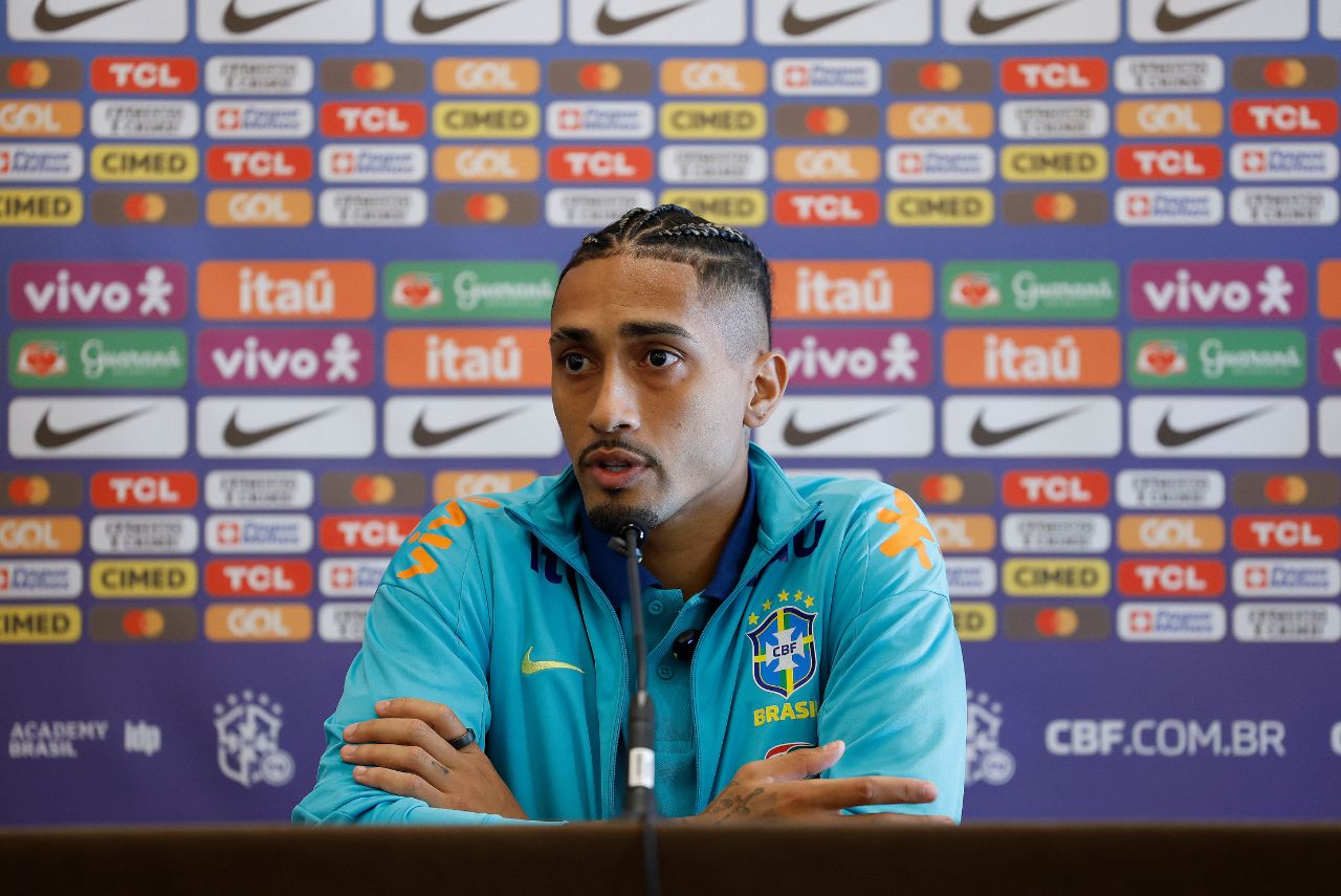 Raphinha rebateu Ronaldinho Gaúcho em entrevista coletiva