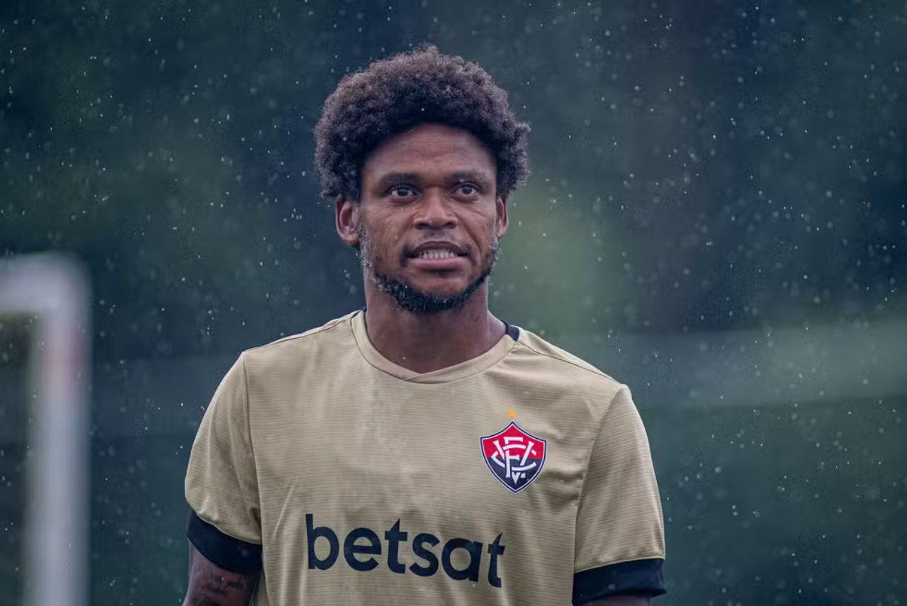 Luiz Adriano em treino do Vitória